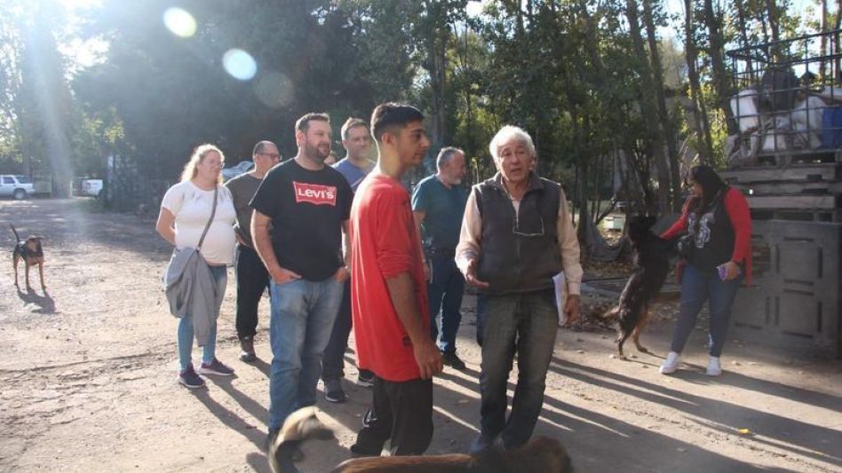  Luis Kletnicki junto a dirigentes del espacio político La Libertad Avanza Azul el domingo pasado durante la recorrida que realizaron por un sector del Parque Industrial I. LA LIBERTAD AVANZA