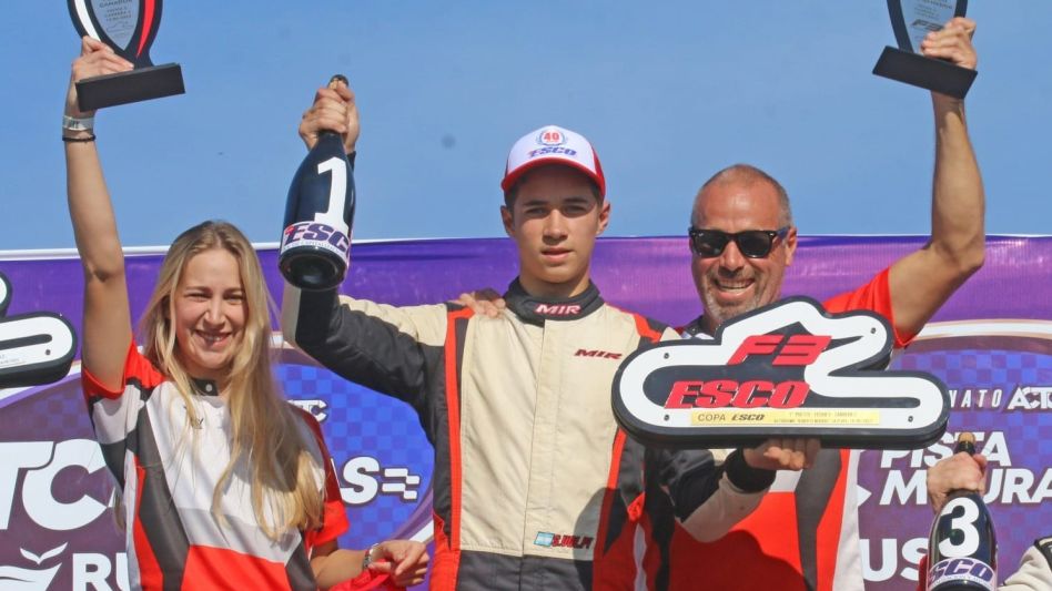 Por 2da. fecha consecutiva, el azuleño logró la victoria con el auto de Satorra C., al imponerse en el autódromo de La Plata y pasar a liderar el campeonato. Foto: gentileza Facebook: Simón Volpi.
