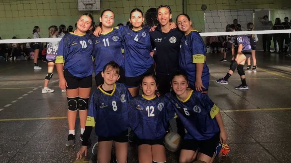 Uno de los equipos de Azul Vóley que estuvo presente en Olavarría. Foto: gentileza Azul Voley.