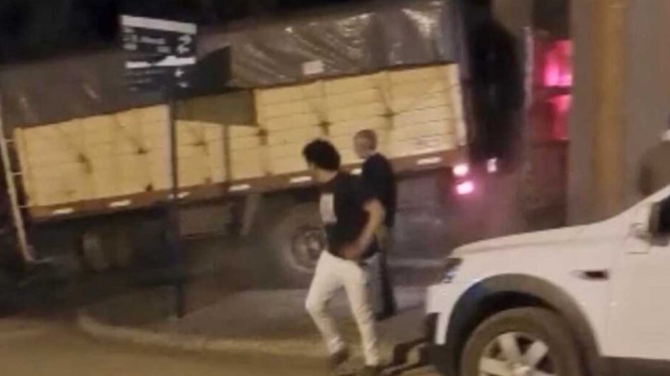 Orense: se enojó por el precio del whisky y chocó su camión de culata contra el boliche