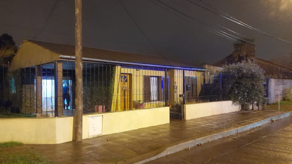 El hecho que derivó ayer lunes en el deceso de la vecina sucedió hace dos días en una casa situada sobre la calle Comandante Franco. FOTO: EPDS AZUL/PBA