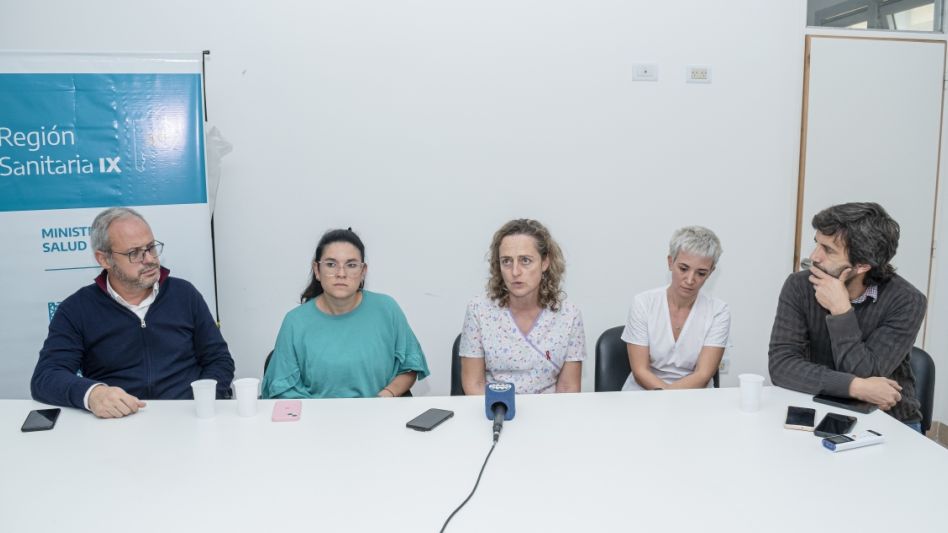 Juan Riera, Alexia Navarro, Silvina Larre, Luciana Calá y Ramiro Borzi durante la conferencia de prensa que brindaron ayer en la dirección del Hospital Materno Infantil. FOTO: NICO MURCIA