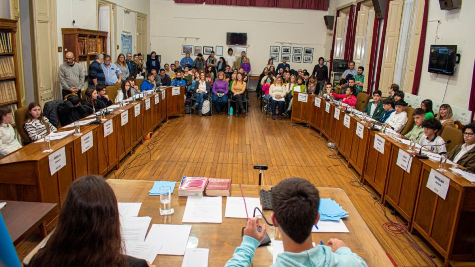 Hubo dos sesiones, en la primera de ellas se eligieron las autoridades y jura de ediles; tras los cual los jóvenes dieron tratamiento a los proyectos presentados. FOTO: NACHO CORREA