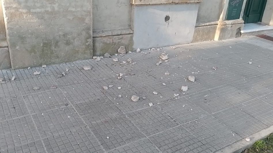 Cayó mampostería de un inmueble lindero a la Escuela 17 