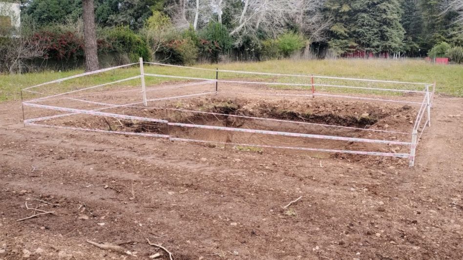 El pozo que se comenzó a hacer para emplazar la antena. La obra fue clausurada por la Municipalidad de Azul luego de los reclamos que hicieron los vecinos de ese sector de esta ciudad.