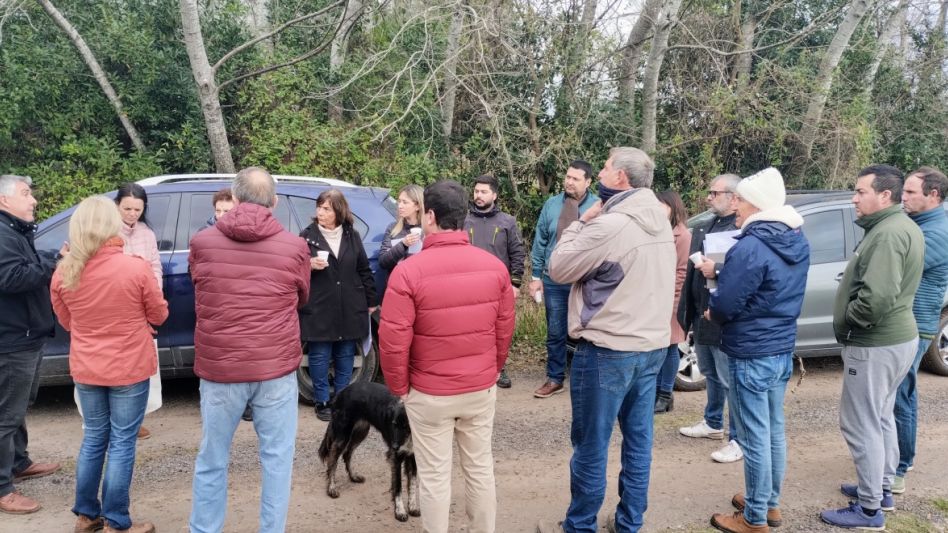 Concejales y autoridades del legislativo local recorrieron ayer el sector de esta ciudad donde una empresa busca instalar una antena de telefonía celular.