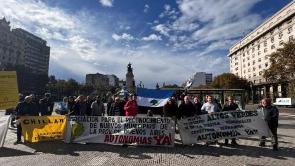 Representantes autonomistas durante la movilización al Congreso Nacional. En el facsímil, el petitorio dirigido al gobernador Kicillof.