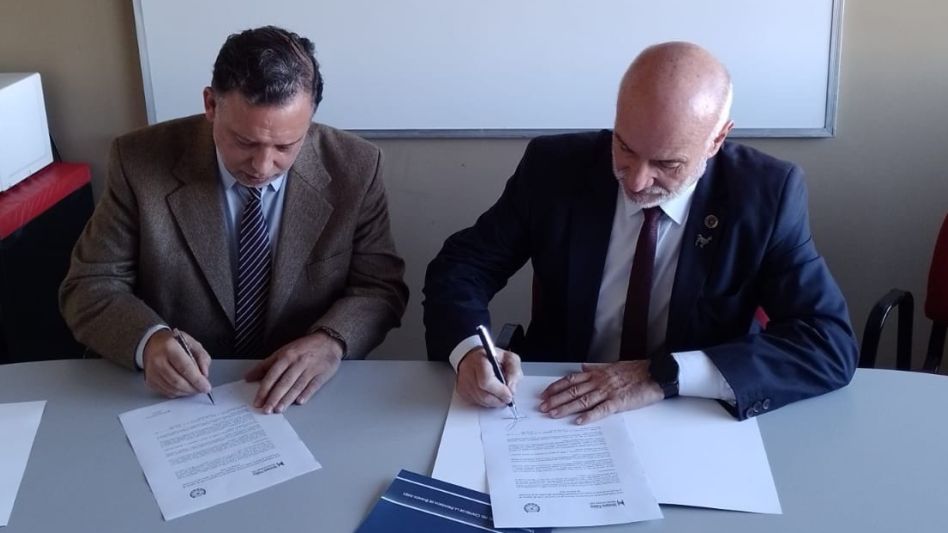 Rector Aba y Dr. Sobrino Fiscal General de Azul firman acuerdo para promover proyectos conjuntos.