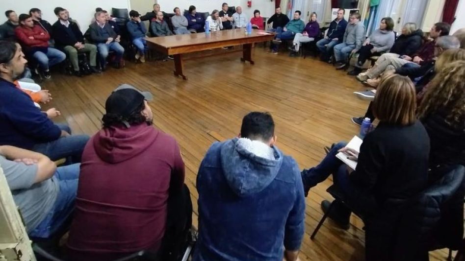 Fabriqueros que iniciaron juicio luego de los despidos de 2017, durante la reunión realizada días pasados con representantes del Concejo Deliberante. PRENSA CONCEJO DELIBERANTE