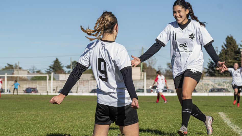 Maisa Arredondo arrodillada celebra el gol con que Athletic le ganó a Estrellas por 1 a 0, que le permitió al albo quedar como único líder del Apertura. Foto: Nicolás Murcia.