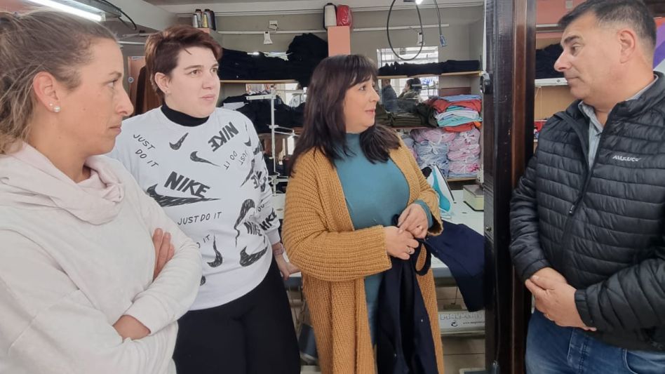 El intendente municipal Bertellys durante la visita al emprendimiento textil Hecho en Azul, dialoga con las trabajadoras que desarrollan la iniciativa. PRENSA MUNICIPAL