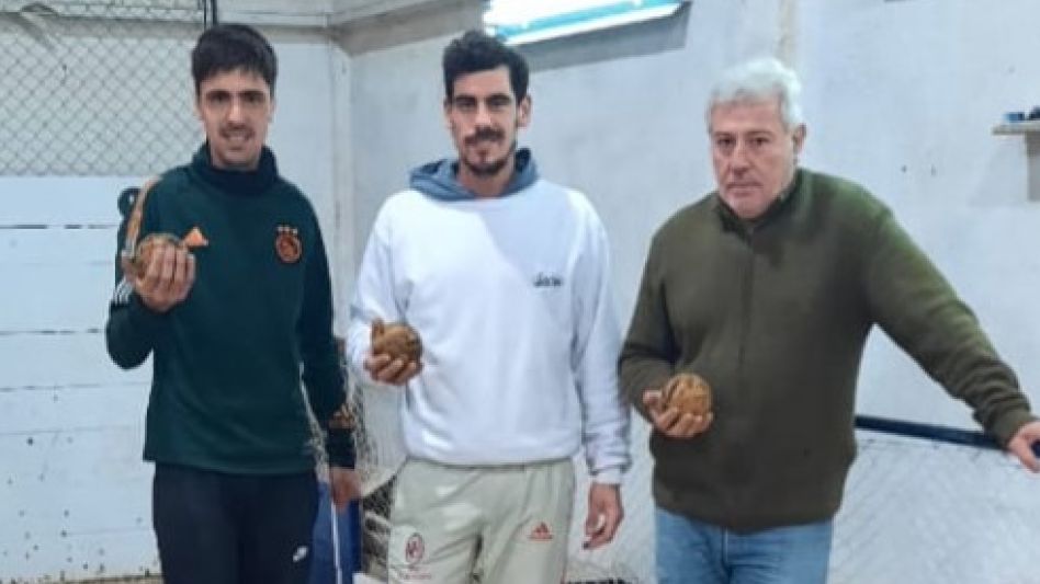 Nicolás Medina, Kevin Medina y Néstor Mundo serán los representantes de la ABA en el Provincial de Parejas Caballeros Segunda Categoría, que se realizará en Azul.  Foto: gentileza ABA.