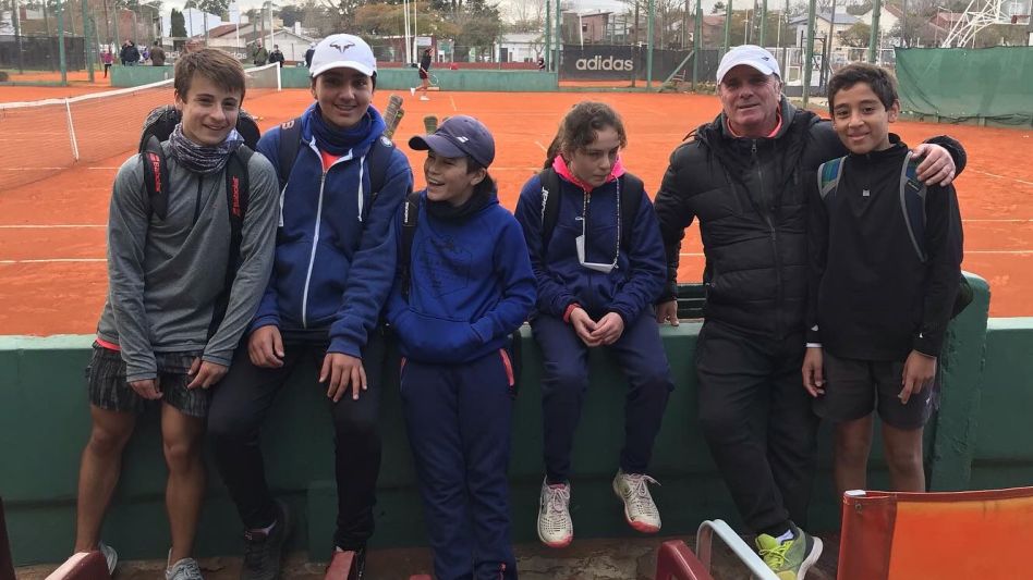 Importante torneo de tenis se desarrolla en la canchas de polvo de ladrillo de la entidad remera. Foto: archivo.