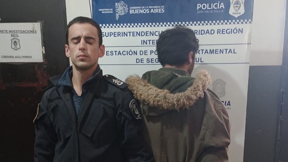 Dos jóvenes que viven en Olavarría, arrestados por sustraer bebidas y comestibles en un negocio de Azul. FOTOS: CPA/PBA