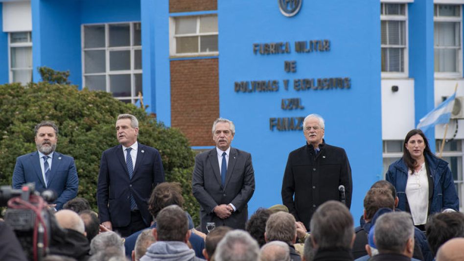 El presidente de Fabricaciones Milirares, Iván Durigón, el jefe de Gabinete de Ministros, Agustín Rossi, Alberto Fernández, Jorge Taiana y la jefa de Producción de Fanazul, Eugenia Giuliodori.