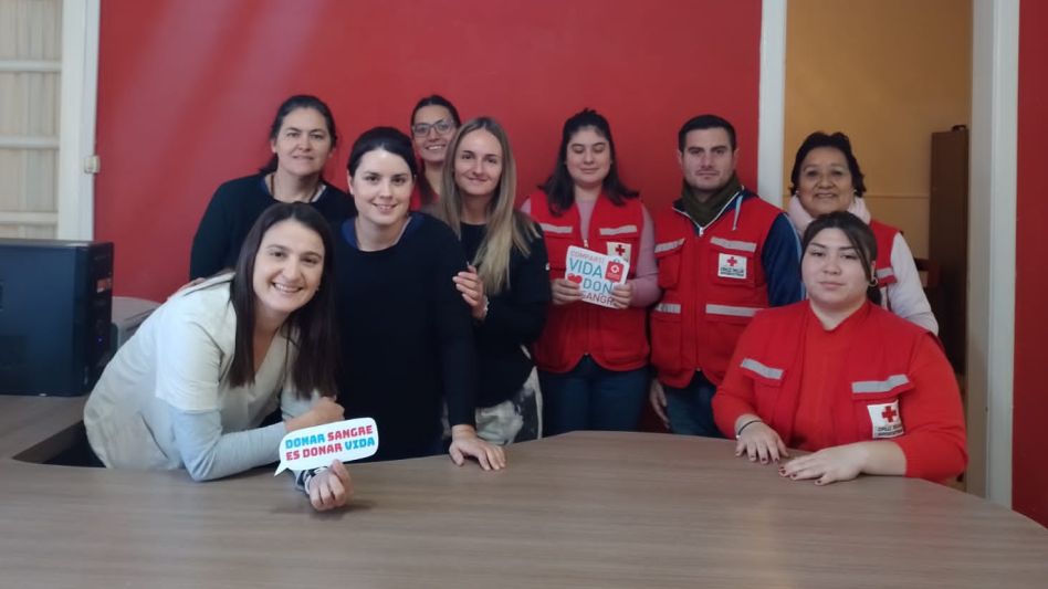 El equipo que se conformó para llevar adelante la colecta de sangre que organizó la Cruz Roja Filial Azul y el servicio de Hemoterapia del Hospital Materno Infantil. GENTILEZA/CRUZROJAFILIALAZUL