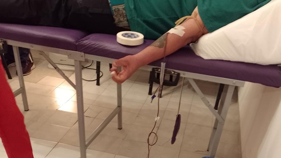Un tramo de la colecta de sangre que se realizó en horas de la mañana en la sede de la Cruz Roja Filial Azul, en calle Burgos N° 185.