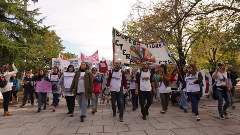 En la previa al fin de semana largo, convocan a un paro docente