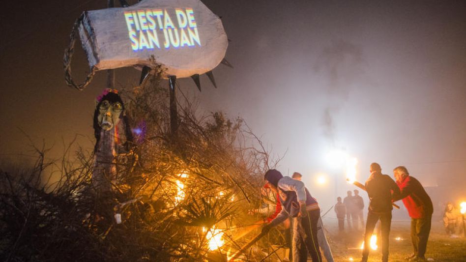 El sábado se celebrará La Noche de San Juan en distintos barrios de la ciudad.   ARCHIVO NACHO CORREA    