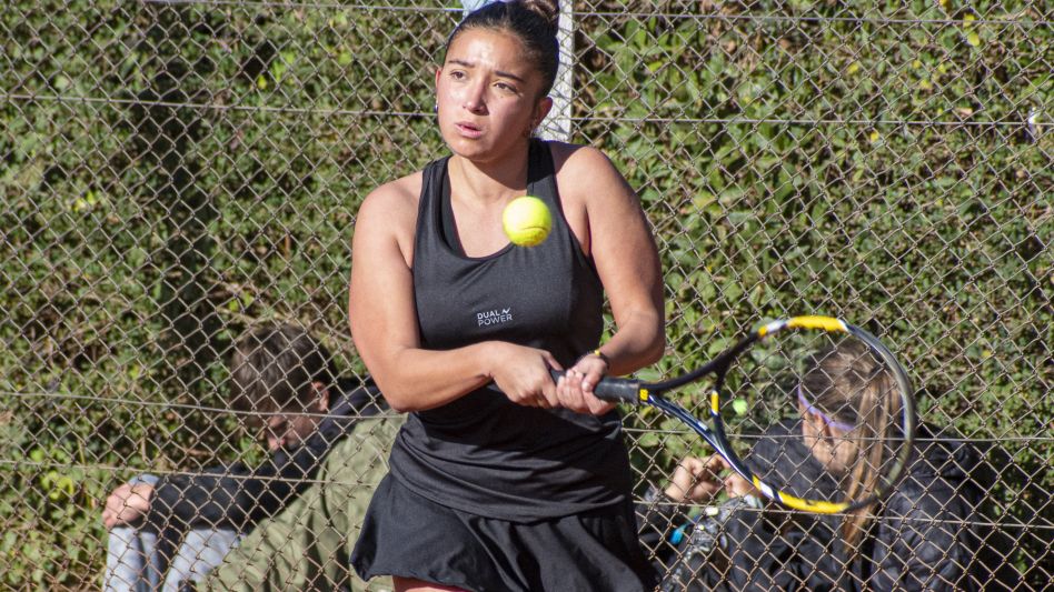 Con gran éxito, el torneo se desarrolló en las nueve canchas de polvo de ladrillo, con un total de más de 110 jugadores entre singles y dobles. Foto: Nicolás Murcia.