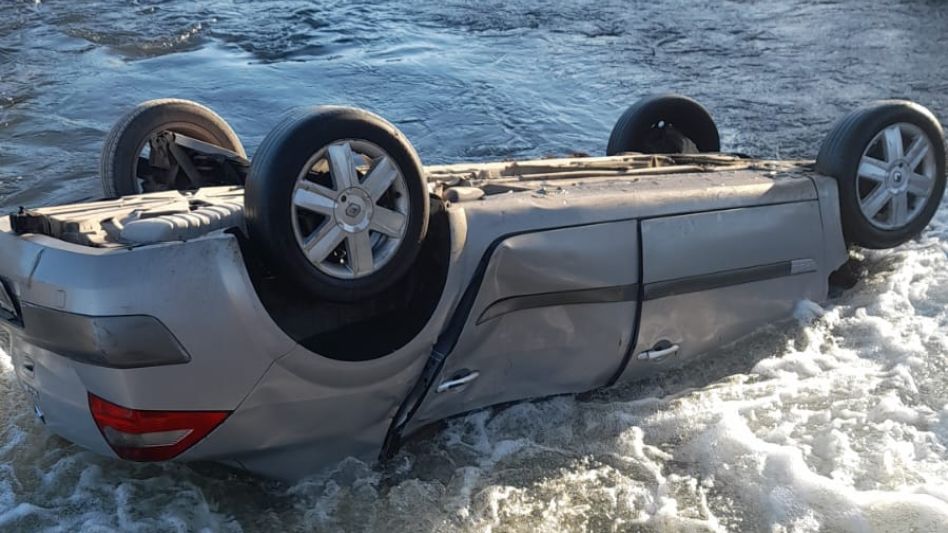 Al conductor del auto, que había quedado atrapado, lo rescataron personas que pasaban por el lugar donde este siniestro vial sucedió. FOTO: DESTACAMENTO BALNEARIO/PBA