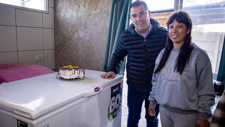 El jefe comunal, Hernán Bertellys, durante su visita al emprendimiento que desarrolla Verónica Gaitán, beneficiaria del Programa Empleo Independiente. PRENSA MUNICIPAL