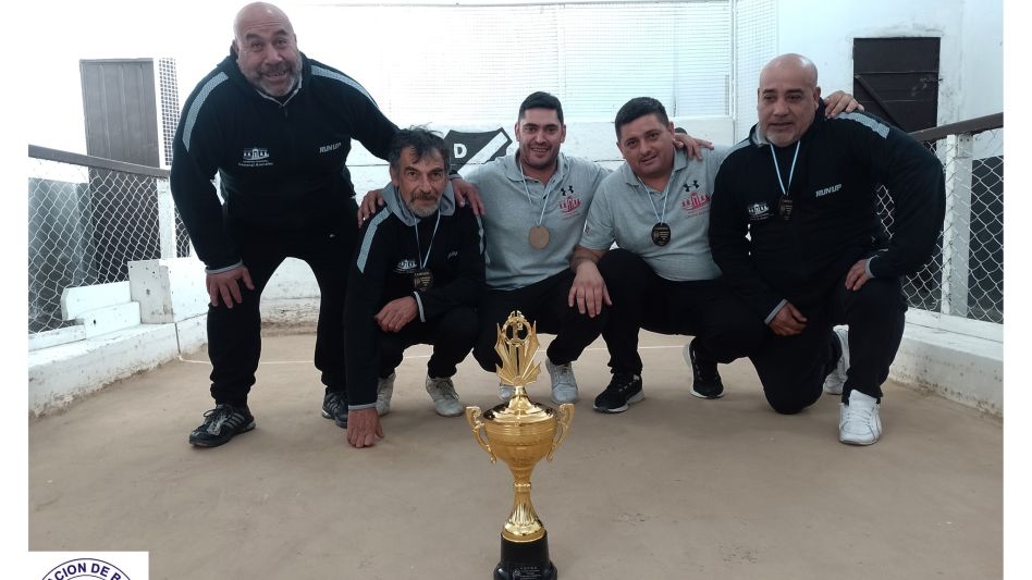 Arenales, con Gustavo Vera y Damián Cejas (en el centro de la imagen), venció por 12 a 3 a la dupla de Coronel Pringlesy se coronó campeón del torneo provincial que se llevó a cabo en esta ciudad. 