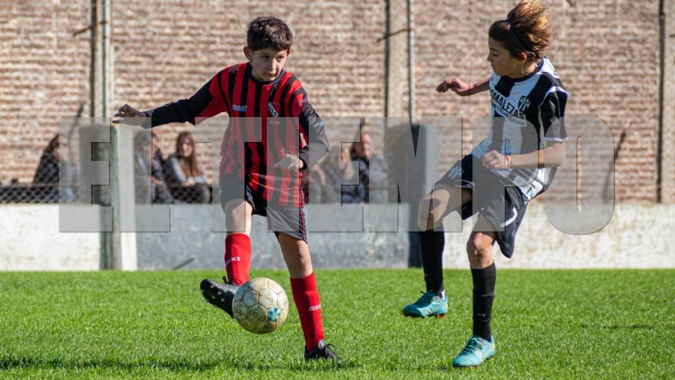 Alumni superó en los tres partidos de Independiente de Chillar y sigue como líder en las cuatro categorías del fútbol menor. Foto: Nicolás Murcia.