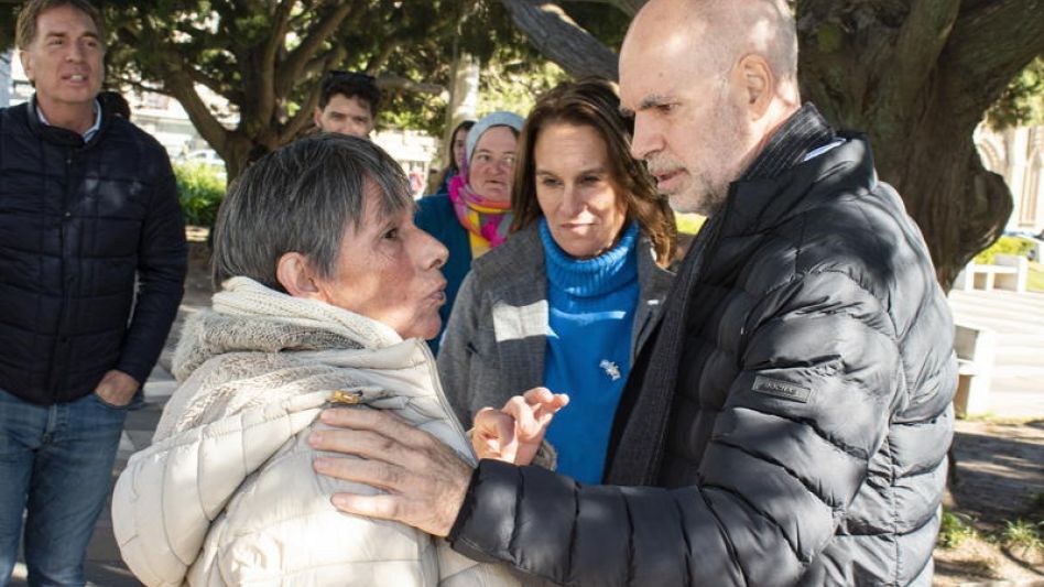 En campaña: los referentes de Juntos por el Cambio dialogaron ayer con vecinos en un tramo de su visita a esta ciudad. NACHO CORREA