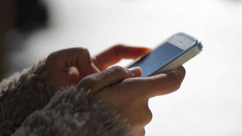 El 63% de los argentinos espía el celular de su pareja