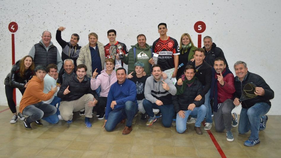 La dirigencia del Club Huracán de Chillar festeja el logro obtenido por sus representantes. Foto: GENTILEZA VICTORIA HERRERA.