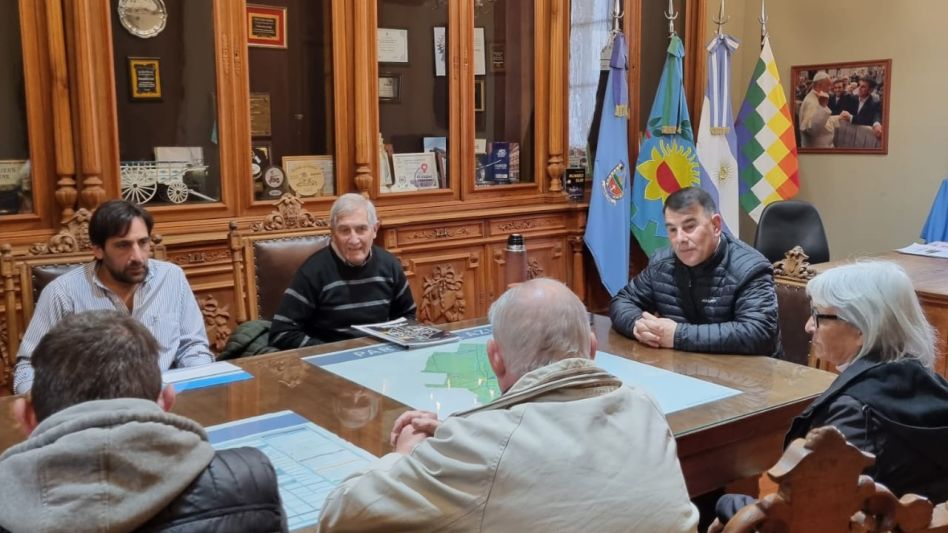 Reunión por cesión de tierras para la construcción  de un polideportivo en Villa Piazza Norte