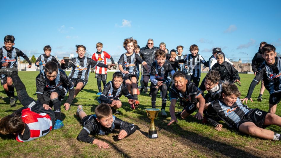 Alumni Azuleño se consagró campeón del Torneo Apertura en Décima y Novena División. Foto: Nicolás Murcia.