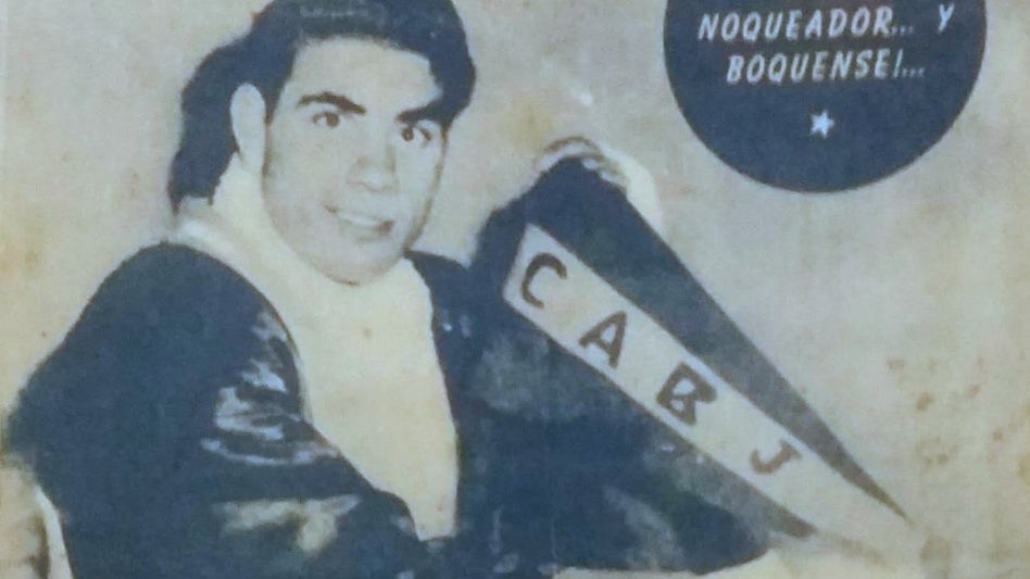 El fuerte noqueador Rafael Merentino con el banderín de Boca Juniors. Su popular apodo era Rompe huesos.