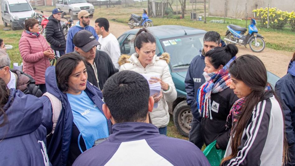 La concejal del Frente de Todos, Cecilia Martínez, durante la jornada en la que se firmaron las planillas técnicas para los vecinos del barrio San Martín de Porres. PRENSA FRENTE DE TODOS