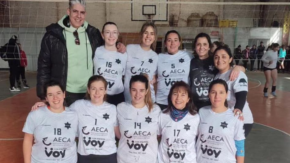 Uno de los equipos de AECA que participa en uno de los certámenes que organiza el Circulo Regional Voleibol. Foto GENTILEZA CRV