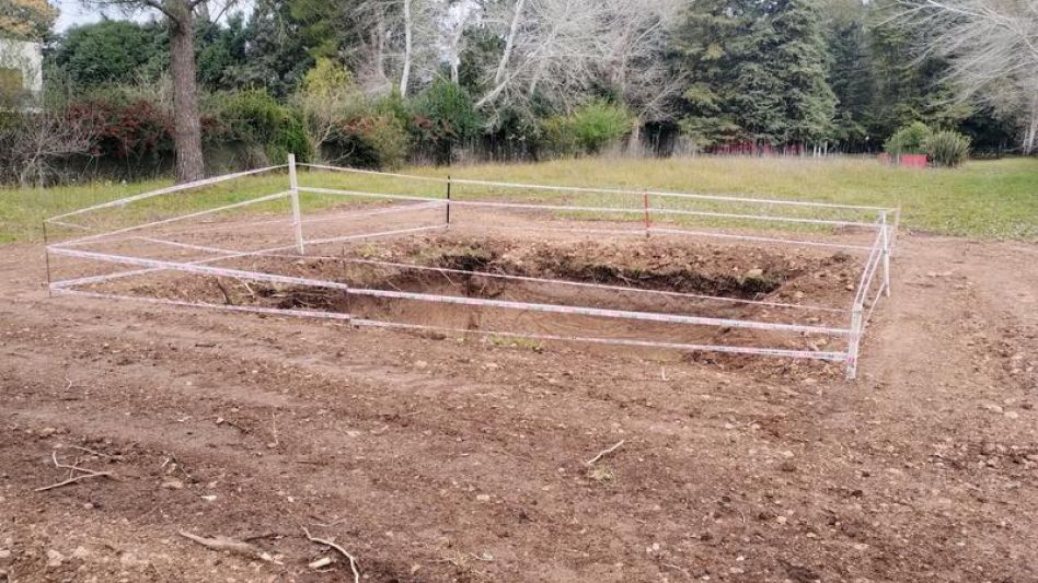 El pozo denunciado por los vecinos al tomar conocimiento de la intención de instalar allí una antena de telefonía celular y la clausura del predio, efectuada por la Comuna.