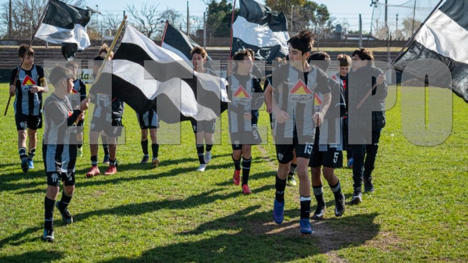 Los chicos de Décima de Alumni Azuleño festejan la obtención del Apertura de la divisional. Foto: Nicolás Murcia.