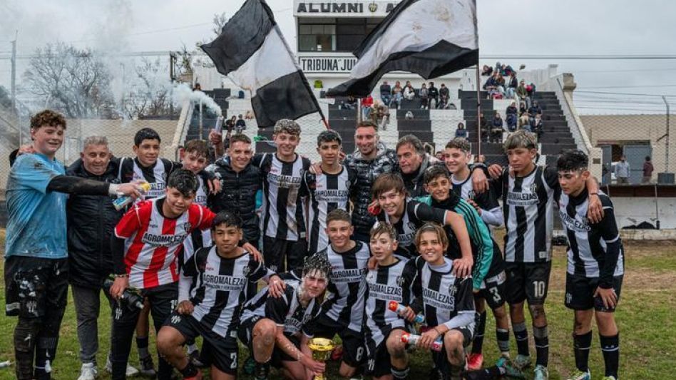 La Octava y Séptima División de Alumni Azuleño que se consagraron ayer campeones del Torneo Apertura. El albinegro se quedó con los cuatro títulos de Inferiores. FOTOS; NICOLÁS MURCIA 
