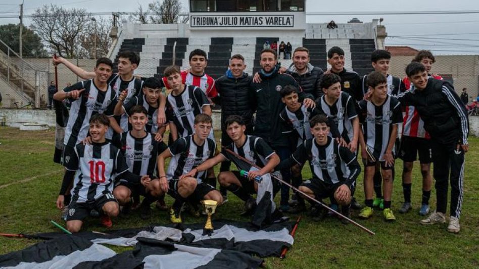 Alumni campeón completó el póquer en inferiores 