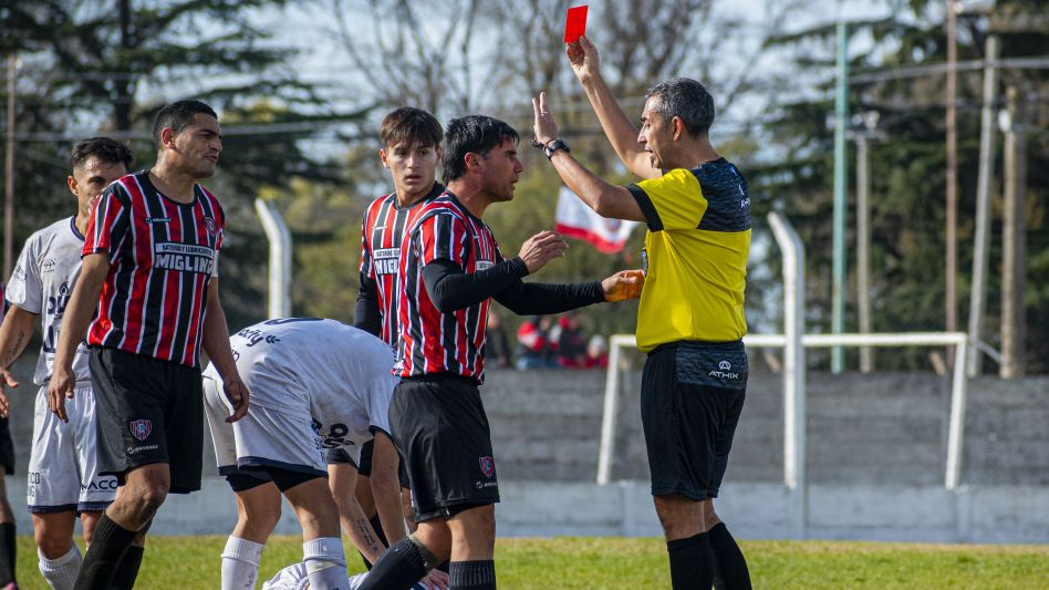 Matías Alustiza, que había ingresado minutos antes, fue expulsado en el encuentro que se disputó el domingo en el estadio Lorenzo Palacios. Foto: Nicolás Murcia.