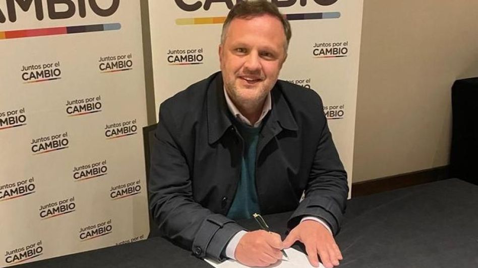 Pablo Yannibelli en el momento de firmar la lista de precandidatos a diputados provinciales por la Séptima Sección Electoral, en representación del espacio Evolución Radical.