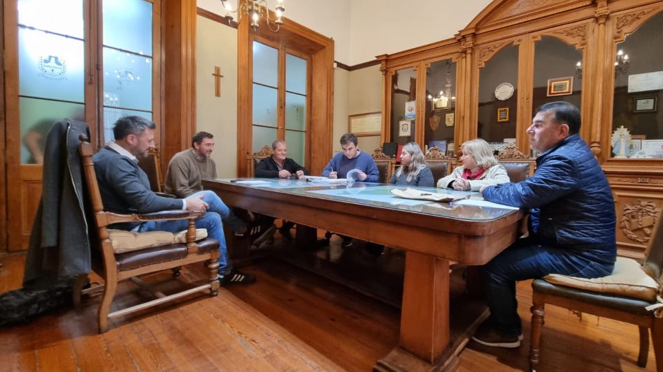 En el despacho del intendente se realizó la apertura de sobres de licitación de obras para la Escuela Agraria de Azul. PRENSA MUNICIPAL