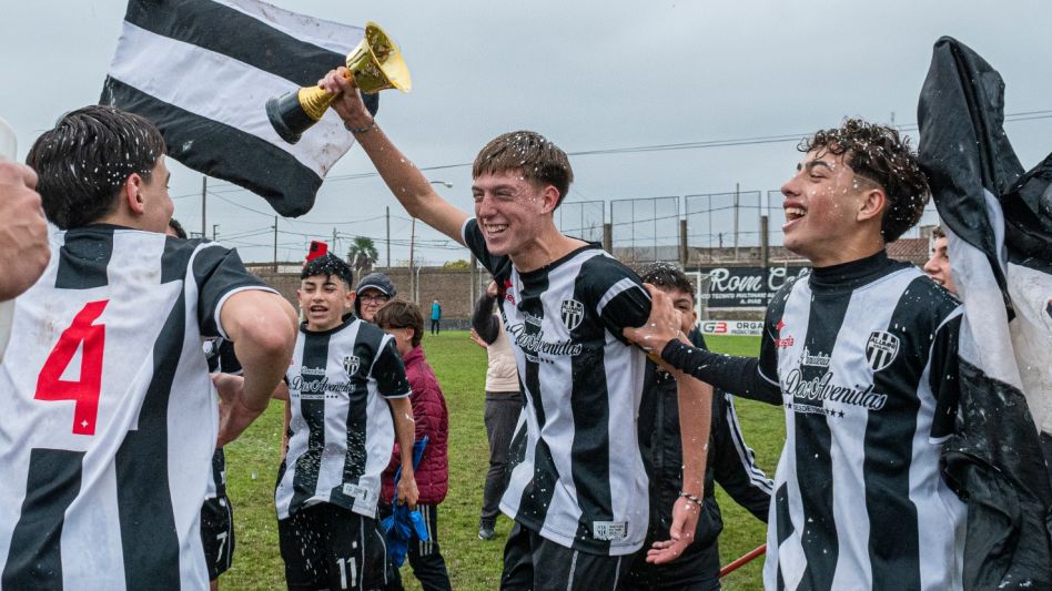 Los chicos de la Séptima División de Alumni Azuleño con la copa en mano dan la ansiada vuelta olímpica. Foto: Nicolás Murcia.
