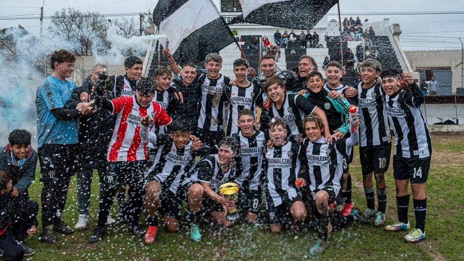El plantel de Octava División del albinegro celebra la obtención del Torneo Apertura de las Divisiones Inferiores. Foto: Nicolás Murcia.