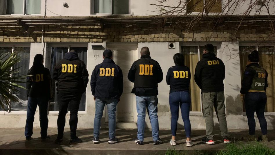 Por los hechos que se le imputan, el detenido había sido traído a los tribunales de Azul para ser indagado. FOTOS Y VIDEOS: DDI AZUL/PBA