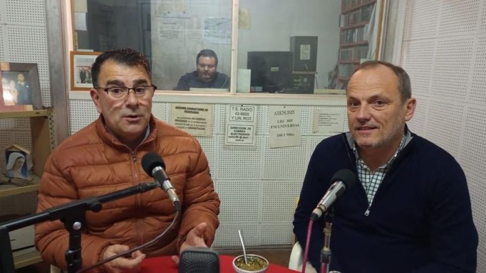 El intendente Hernán Bertellys y Leopoldo Marchisio, candidato a primer concejal de Por Azul, durante la entrevista con Tiempo de Radio.