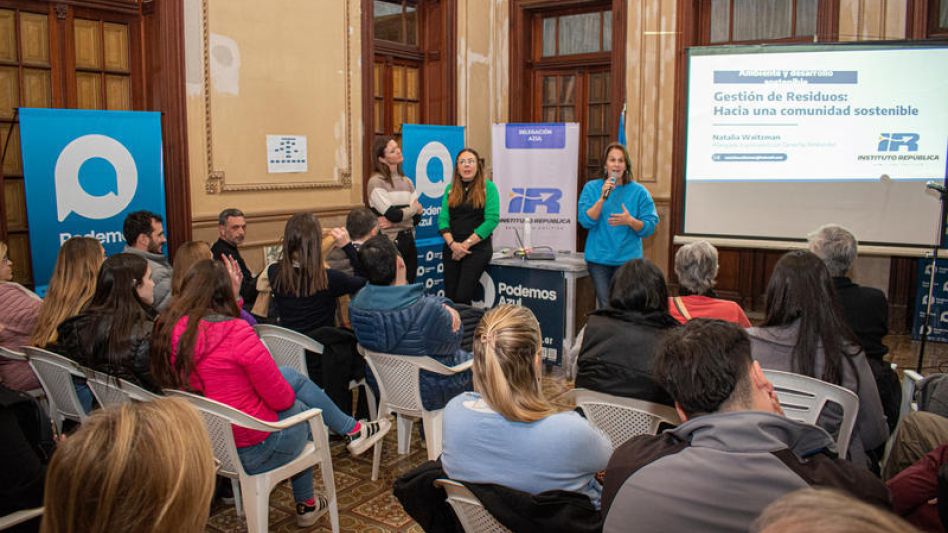 La problemática de la gestión de residuos se abordó durante la charla debate realizada en la sede de Podemos Azul.