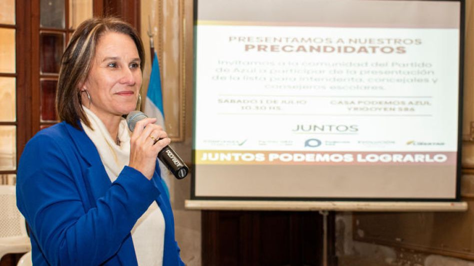 La precandidata a intendenta Natalia Colomé, ayer, durante la presentación de lista de concejales y consejeros escolares.  NACHO CORREA