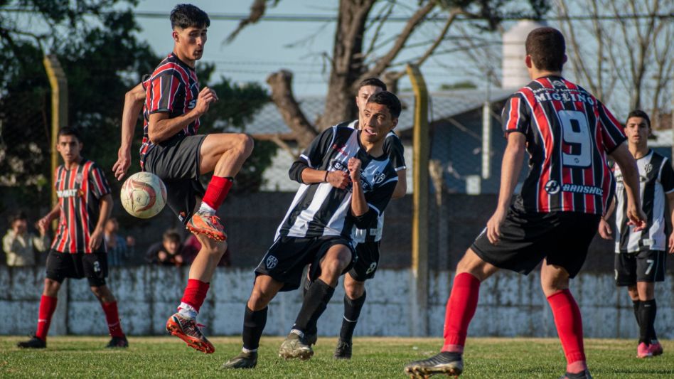 Alumni superó a Chacarita por 2 a 1 en el encuentro de ida de las semifinales de la categoría Reserva Sub 21 de la Unión Deportivo Regional.  FOTO: NICOLÁS MURCIA.